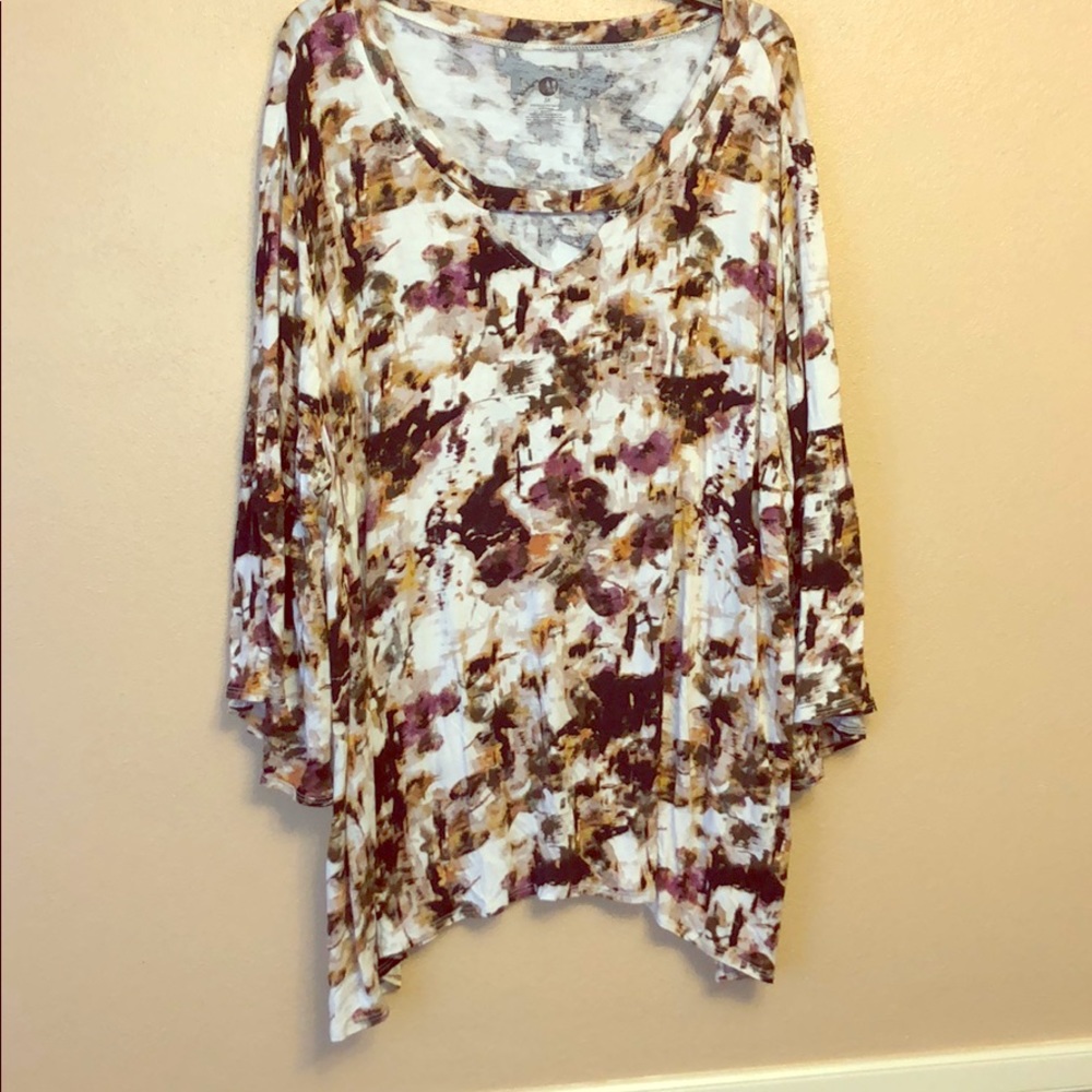 Watercolor wash top in 3XL with keyhole neckline.